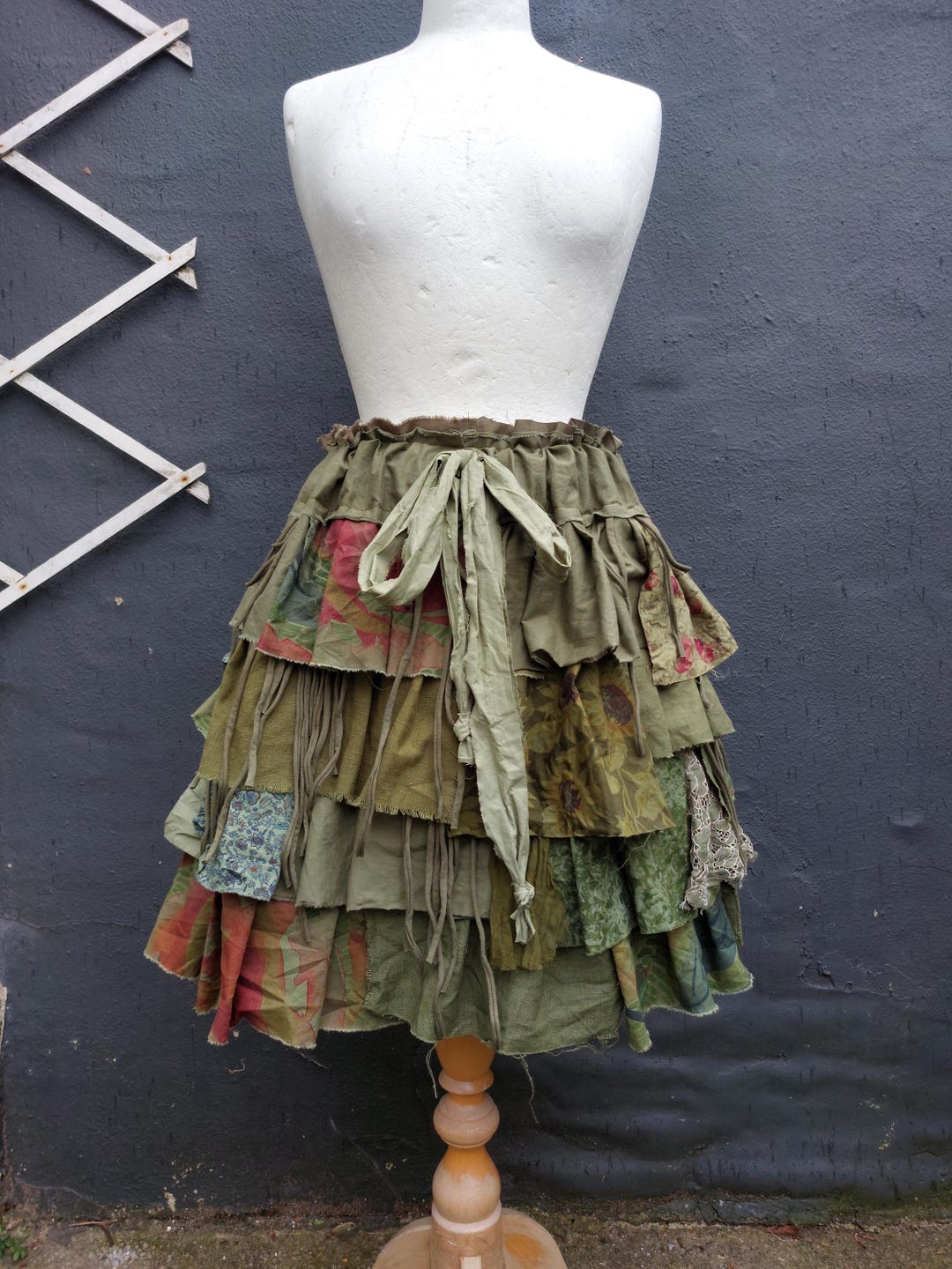 Wood Grain Skirt Hikes with Green Leaves (Set of Two)