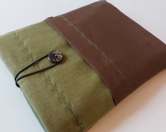 Pochette de livre rembourrée en lin vert, protecteur de livre, pochette de livre, vert olive et brun, rat de bibliothèque, cadeau bookish, pochette de livre avec poche Royaume-Uni