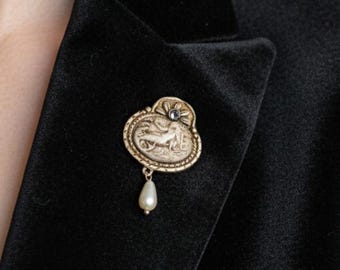 Pequeño broche de imitación de antigüedad