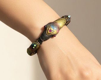 Brazalete delgado y ornamentado con el motivo "ouroboros" (serpiente que se come su cola) (versión de ébano)