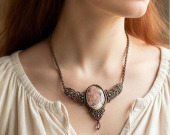 Delicada gargantilla de macramé con rosas