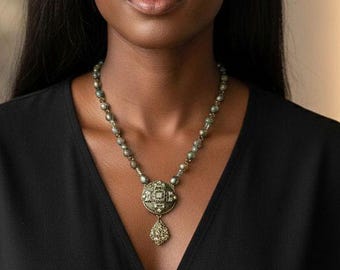 Gargantilla de inspiración mesopotámica