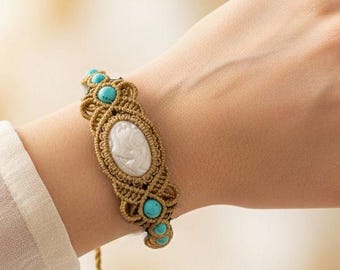 Pulsera de macramé con camafeo de diosa descansando