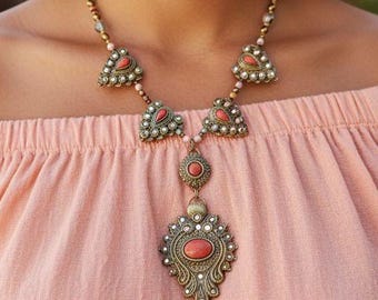 Collar opulento de inspiración tibetana