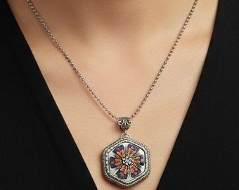 Collar con colgante hexagonal de inspiración suroeste