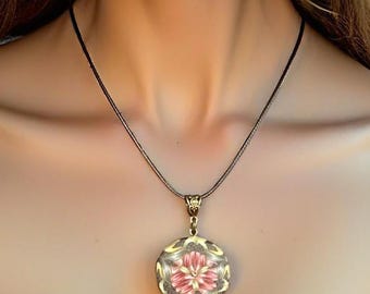 Delicado colgante de flor