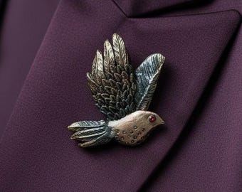 Broche/prendedor con paloma voladora de la paz