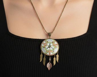 Collar con colgante inspirado en el atrapasueños