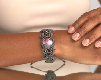 Floral macrame bracelet with leaf motifs