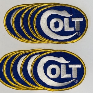 PARTIA HURTOWA 10 sztuk naszywek haftowanych Colt Firearms Factory, 2,5" x 3,5" w kolorze niebieskim, białym i żółtym