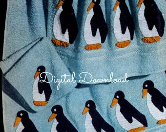 Puede incluir: Una toalla azul con un borde blanco y pingüinos bordados. La toalla tiene una toalla más pequeña a juego unida a ella.