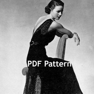 Puede incluir: Un vestido de noche de crochet negro con la espalda descubierta y un corpiño ajustado. El vestido presenta un delicado patrón de encaje y una falda fluida. La modelo está sentada en una silla, con el vestido y un par de tacones negros. La imagen incluye el texto "PDF Pattern".