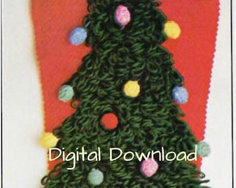 Puede incluir: Un árbol de Navidad de lana verde con adornos de lana de colores. El árbol está sobre un fondo rojo con el texto "Descarga digital" en blanco.