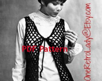 Puede incluir: Un chaleco de crochet negro con cierre de corbata. El chaleco se lleva sobre una blusa blanca y unos vaqueros azules. La modelo tiene el pelo corto y oscuro y mira hacia abajo. El texto "PDF Pattern" es visible en la imagen.