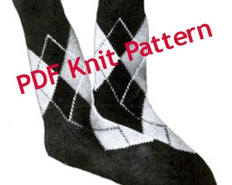 Puede incluir: Un par de calcetines de color negro y blanco con diseño de rombos. Los calcetines tienen un patrón de rombos. El texto "PDF Knit Pattern" está superpuesto a la imagen.