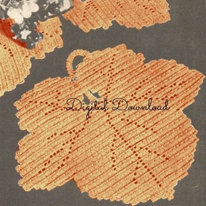 Può includere: Uno schema a uncinetto per una foglia di vite, con istruzioni per la realizzazione della foglia. Lo schema è in stile vintage, con uno sfondo marrone e una foglia giallo-arancione.