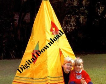 Puede incluir: Dos niños juegan en una tienda de campaña amarilla con diseños geométricos coloridos. La tienda de campaña está hecha de tela y tiene una punta puntiaguda. Los niños llevan diademas y sonríen.