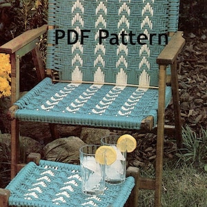 Puede incluir: Un patrón PDF para una silla de cuerda turquesa y blanca con un reposapiés a juego. La silla y el reposapiés están hechos con un diseño de cuerda tejida.
