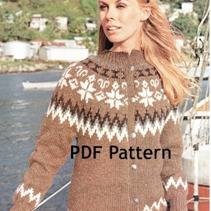 Könnte beinhalten: Ein brauner Strickcardigan mit einem weißen Schneeflockenmuster und Knopfleiste. Der Cardigan wird an einem Model gezeigt, das ihn mit einer weißen Hose trägt. Der Text "PDF Pattern" ist über das Bild gelegt.