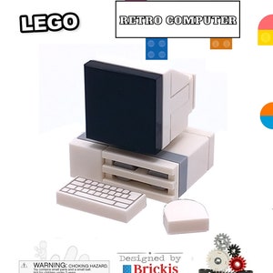 Op de afbeelding: Een wit LEGO® model van een retrocomputer met een zwart scherm, een toetsenbord en een diskettestation. Het model is ontworpen door Brickis en bevat de tekst "LEGO® MOC RETRO" en "Designed by Brickis".