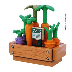 Puede incluir: Una escena de jardín en miniatura con zanahorias naranjas y copas verdes en una caja de madera. La escena incluye un letrero, una planta morada y elementos verdes y frondosos, creando una exhibición vibrante y lúdica.