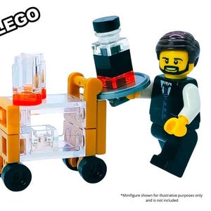 LEGO®ブロックで作られたモデル MOC ウィスキーカート グラスとボトル付き MOC ウィスキーサービングトロリー ミニフィグスケール用に作られました Brickis によるデザイン