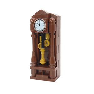 Puede incluir: Una torre de reloj Lego marrón con una esfera blanca y agujas negras. La esfera del reloj tiene números romanos y las agujas apuntan a las 12:00.