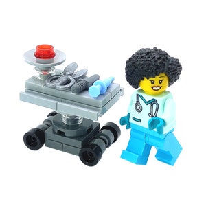 LEGO®ブロックで作られたモデル手術室カート注射器医師外科医病院クリニック家具カスタムMOCモジュラービルディングBrickis