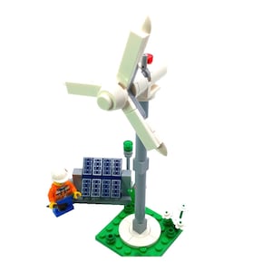 Modelle gebaut aus LEGO® Steine WINDKRAFTANLAGE Lego Wind Generator Wind Mühle Wind Strom Hütte Sonnenkollektoren Grüne Energie Windkraft Brickis