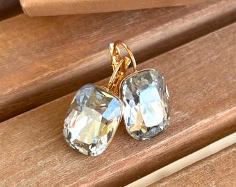 DESIGN - Orecchini pendenti dorati con catenina sottile