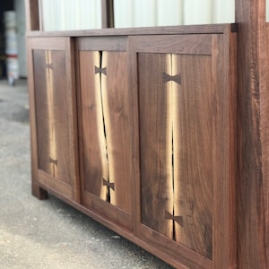 Handmade Wooden Bookshelf Decor for Living Room - Wood Display Stand Trophy Case for Room Decor - Display Cabinet With Drawer for Kitchen Bild 7