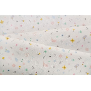 Könnte beinhalten: Weißer Stoff mit einem sich wiederholenden Muster aus kleinen Blumen, Vögeln und Blättern. Der Stoff hat eine subtile Wassertröpfchen-Textur.