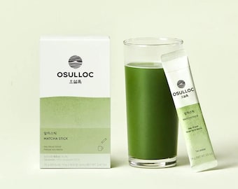 Puede incluir: Una caja de polvo de té matcha Osulloc Matcha Stick con un vaso de té matcha verde y un sobre individual. La caja es blanca con detalles verdes y el texto "Osulloc" y "Matcha Stick" en negro. El sobre individual es blanco con detalles verdes y el texto "Osulloc" y "Matcha Stick" en negro.