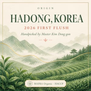 Könnte beinhalten: Ein quadratisches Produktetikett mit einer Aquarellillustration von grünen Teefeldern und nebligen Bergen. Der Text lautet: ORIGIN HADONG, KOREA, 2026 FIRST FLUSH, Handpicked by Master Kim Dong-gon und MAFRA Organic HACCP mit einem Blatt-Symbol.
