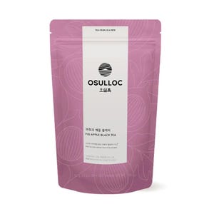 Może przedstawiać: Różowa torebka herbaty z białym pionowym napisem z nazwą marki "OSULLOC" i tekstem "FIG APPLE BLACK TEA". Torebka ma wzór fig i liści. U góry znajduje się napis "TEA FROM JEJU 1979".