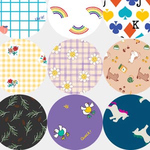 Op de afbeelding: Negen verschillende gepatroneerde cirkels, elk met een uniek ontwerp. De patronen omvatten een gingham-ruit, een regenboog, speelkaarten, madeliefjes, katten, dennennaalden, eenden en paarden. De tekst "Like It!" en "Quack!" zijn ook inbegrepen.