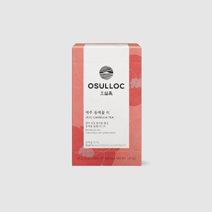 Könnte beinhalten: Eine Schachtel Osulloc Jeju Camellia Tee mit einem rosa-weißen Design. Die Schachtel zeigt eine Grafik einer Kamelienblüte und den Text "Jeju Camellia Tea" in Koreanisch und Englisch. Die Schachtel enthält 20 Teebeutel und hat ein Nettogewicht von 141 oz.