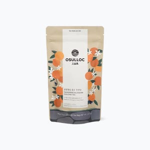 Könnte beinhalten: Ein brauner Beutel mit einem weißen Etikett, auf dem "OSULLOC 오설록" und "TANGERINE BLOSSOM OOLONG TEA" steht. Der Beutel ist mit Illustrationen von Orangenblüten und Früchten verziert.