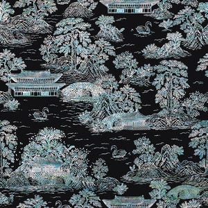 Könnte beinhalten: Schwarz-Weiß-Illustration einer asiatischen Landschaft mit Pagoden, Brücken, Bäumen und Schwänen. Das Design zeigt ein sich wiederholendes Muster mit aufwendigen Details und einem perlmuttartigen Effekt, das eine ruhige und elegante Ästhetik erzeugt.