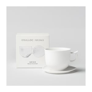 Könnte beinhalten: Ein weißes Keramik-Tee-Tassen- und Untertassen-Set mit einem einzigartigen Griffdesign. Das Set enthält eine passende Box mit dem Text "OSULLOC | MUJAGI" und "OSULLOC TEA CUP SET". Die Tasse steht auf einer weißen Untertasse.