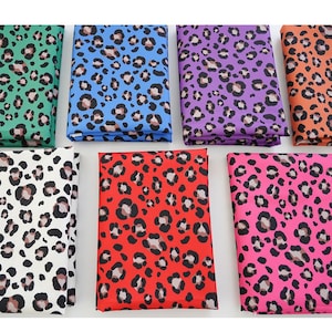 Puede incluir: Surtido de muestras de tela con estampado de leopardo en varios colores, incluyendo verde, azul, morado, rojo, blanco y rosa.