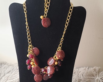 Colar vintage em acrílico carmesim com batida plana em tom dourado e pulseira combinando | Conjunto de pulseira colar | Joias vintage | Declaração