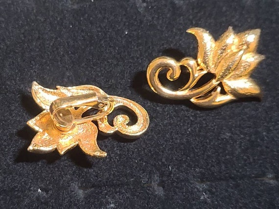 Beautiful Vintage Gold Tone Flower Clip On Earrin… - image 2