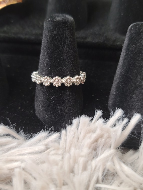 Vintage Cute Little Silver Tone Daisey Band Ring |