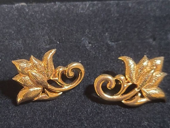 Beautiful Vintage Gold Tone Flower Clip On Earrin… - image 1