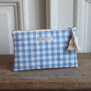 Pochette piccola in cotone a quadretti blu.