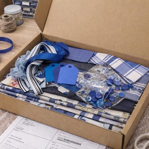 Caja de retales de tela variados, colores y texturas surtidos, retales de tela reciclados de forma sostenible.