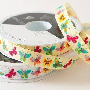 Longueurs du ruban papillon, ruban blanc imprimé avec papillon, ruban jaune imprimé avec papillon, ruban Berisfords, motif papillon,