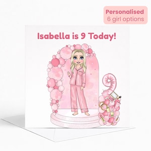 Peut inclure: Carte d'anniversaire avec une illustration de fille en pyjama rose. La carte indique "Isabella a 9 ans aujourd'hui !" et comprend une arche de ballons roses et du maquillage. Le texte en haut dit "Personnalisé 6 options de filles."