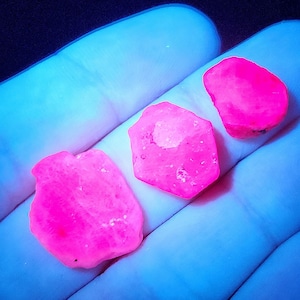 Cristal de rubis brut - Pierre de rubis de Madagascar, échantillon réactif aux UV